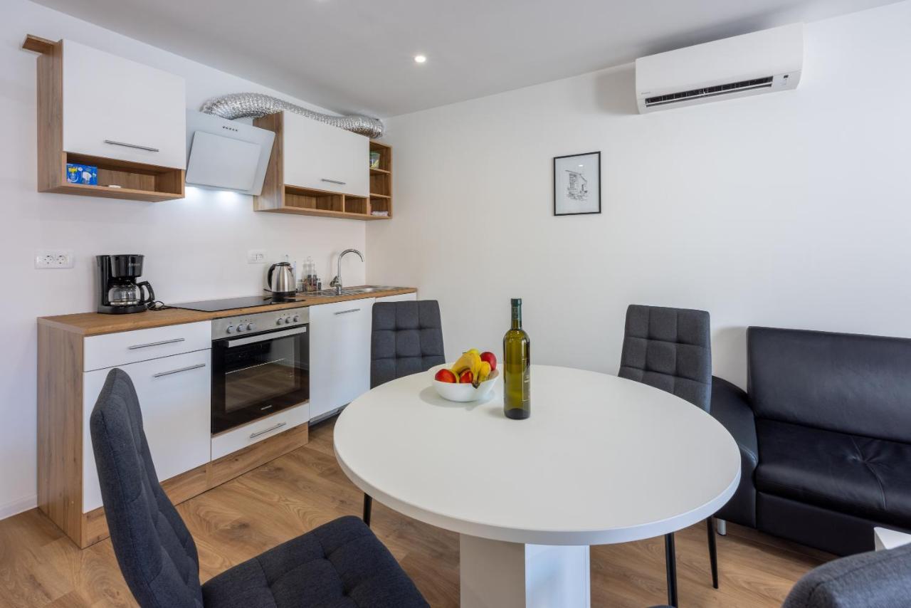 Luxury Apartments Lovorka 1 & 2**** Selce Exterior foto